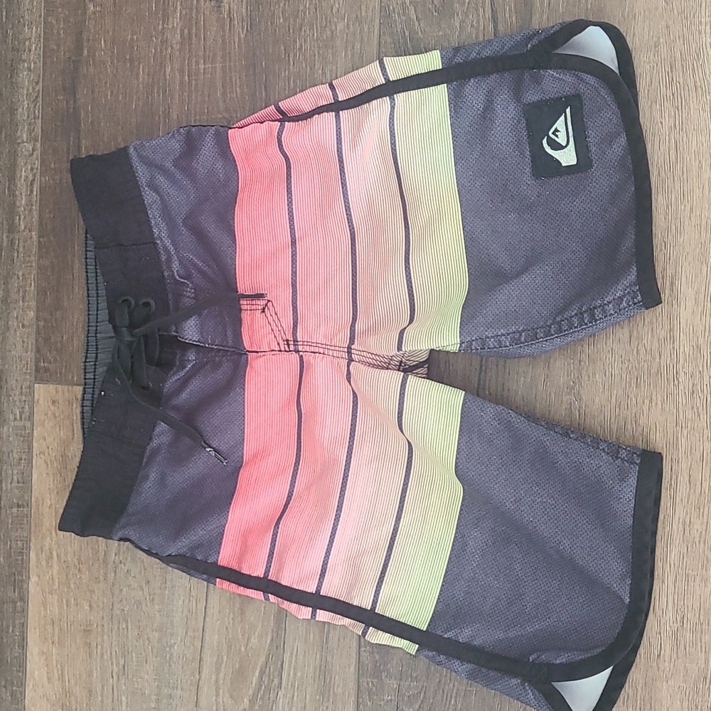 Quicksilver boardshorts EUC